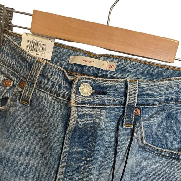 Levi's Premium High Rise Tapered Leg Wedgie Fit Jeans Size 30 NWT - Picture 3 of 8